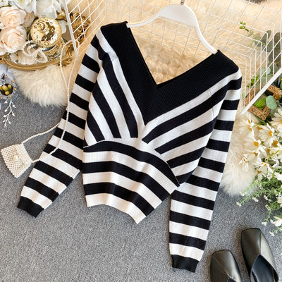 Női csíkos pulóver V-nyakkal, fekete-fehér színben