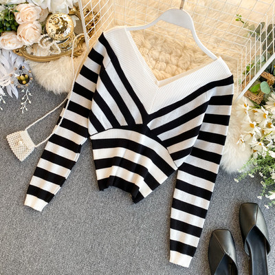 Női csíkos pulóver V-nyakkal, fekete-fehér színben