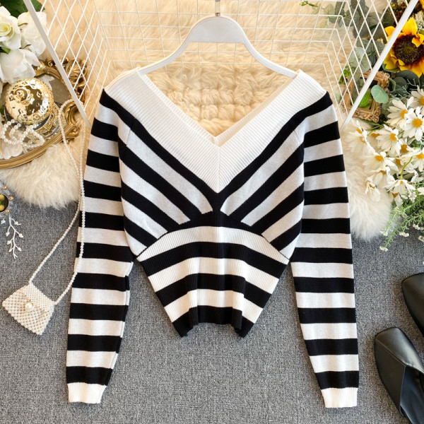 Női csíkos pulóver V-nyakkal, fekete-fehér színben