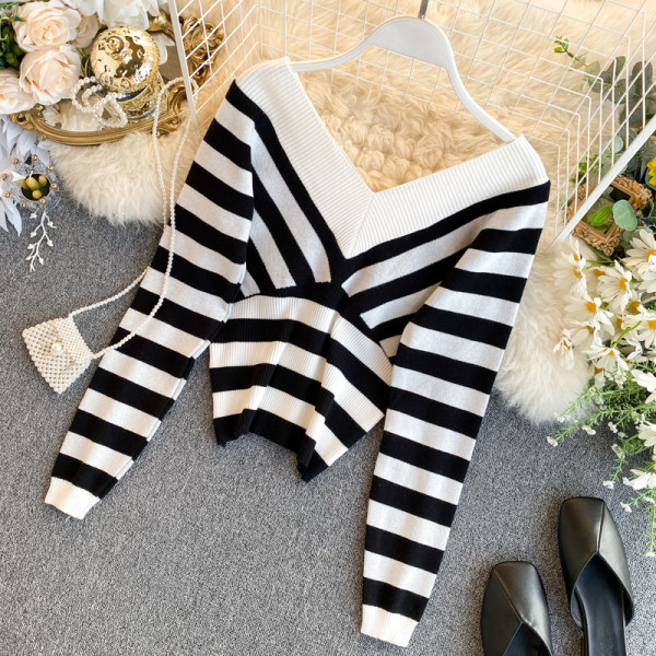 Női csíkos pulóver V-nyakkal, fekete-fehér színben