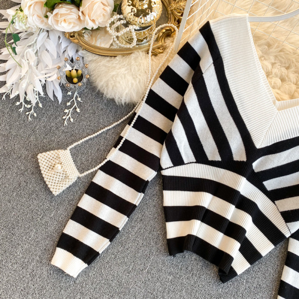Női csíkos pulóver V-nyakkal, fekete-fehér színben