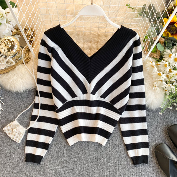 Női csíkos pulóver V-nyakkal, fekete-fehér színben