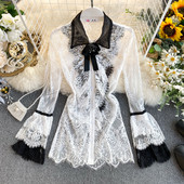 Női hosszú csipkeing klasszikus gallérral, fehér és fekete színben