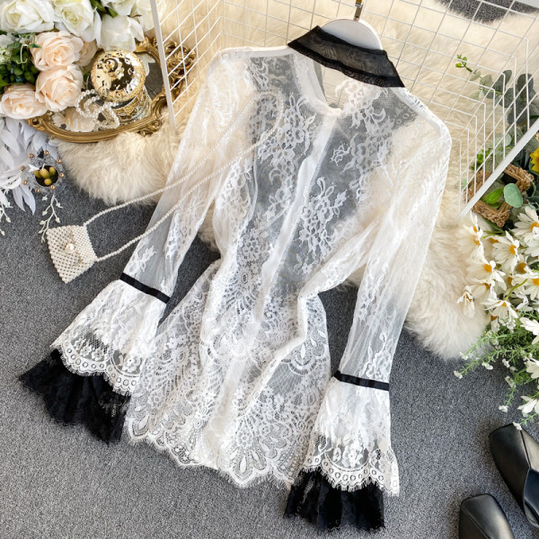 Női hosszú csipkeing klasszikus gallérral, fehér és fekete színben