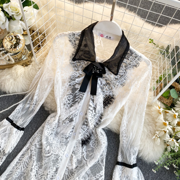 Női hosszú csipkeing klasszikus gallérral, fehér és fekete színben