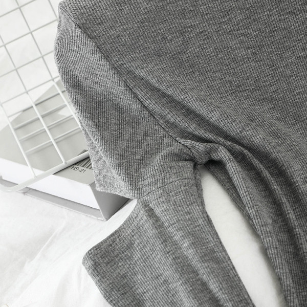 Női alkalmi blúz három színben pólógallérral és kivágásokkal