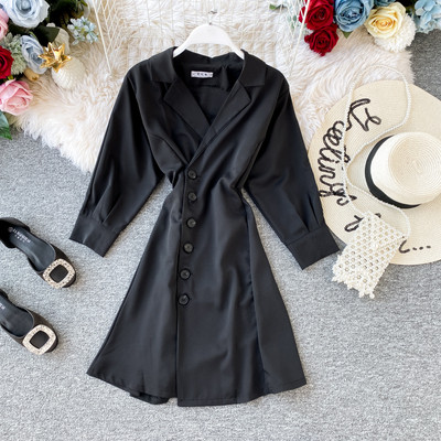 Modern női ruha gombokkal és hosszú ujjú retro stílusban