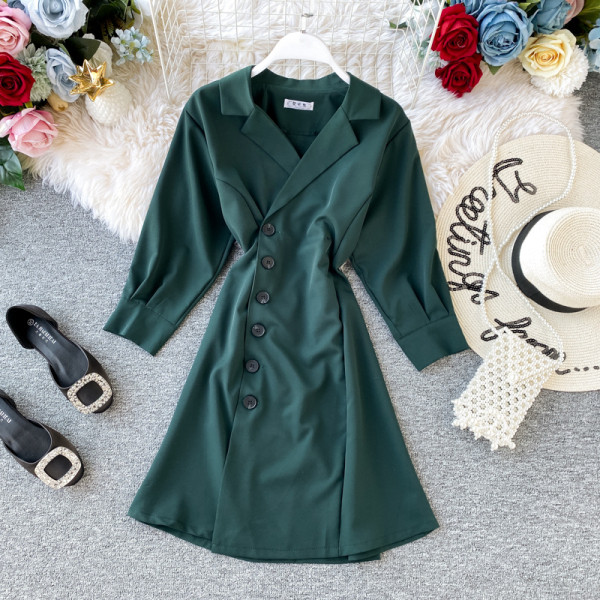 Modern női ruha gombokkal és hosszú ujjú retro stílusban