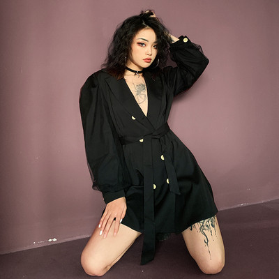 Νέο μοντέλο γυναικείο φόρεμα με βαθύ λαιμόκοψη, κουμπιά και ζώνη σε μαύρο χρώμα