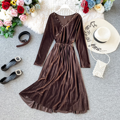 Modern női hajtogatott bársony ruha spitz nyakkivágással, barna és fekete színben, hosszú ujjú