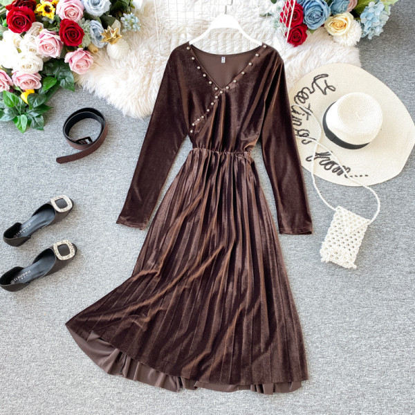 Modern női hajtogatott bársony ruha spitz nyakkivágással, barna és fekete színben, hosszú ujjú