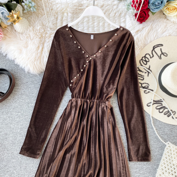 Modern női hajtogatott bársony ruha spitz nyakkivágással, barna és fekete színben, hosszú ujjú