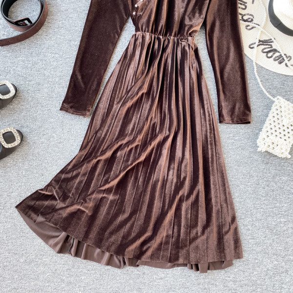 Modern női hajtogatott bársony ruha spitz nyakkivágással, barna és fekete színben, hosszú ujjú