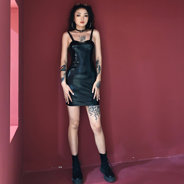 Öko bőrből készült vékony pántos női ruha fekete színben