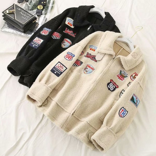 Модерно дамско палто с цип и бродерия в бежов и черен цвят 