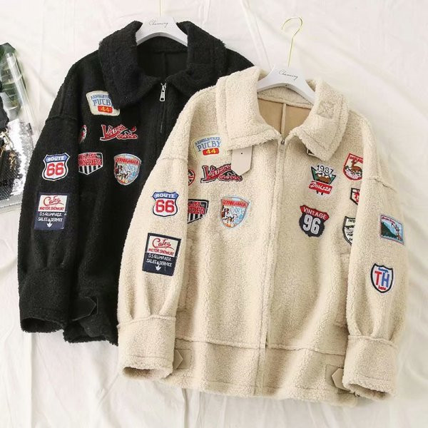 Модерно дамско палто с цип и бродерия в бежов и черен цвят 