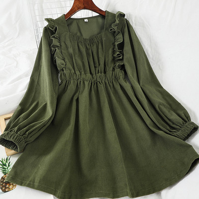 Női ruha három színben négyzet alakú nyakkivágással és hosszú ujjal