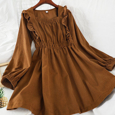 Női ruha három színben négyzet alakú nyakkivágással és hosszú ujjal