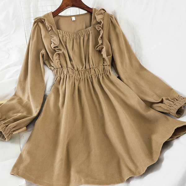 Női ruha három színben négyzet alakú nyakkivágással és hosszú ujjal