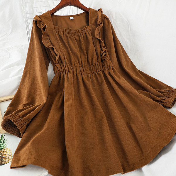 Női ruha három színben négyzet alakú nyakkivágással és hosszú ujjal