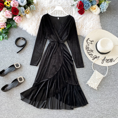 Modern női ruha aszimmetrikus modell, spitz nyakkivágással kék és fekete színben