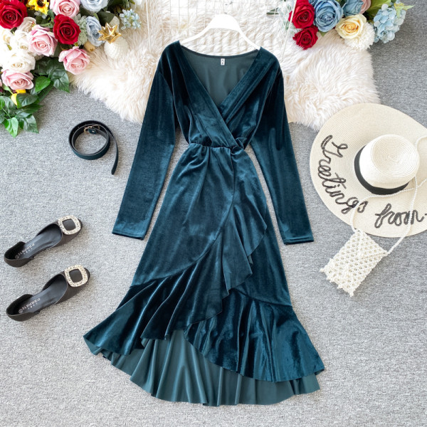 Modern női ruha aszimmetrikus modell, spitz nyakkivágással kék és fekete színben