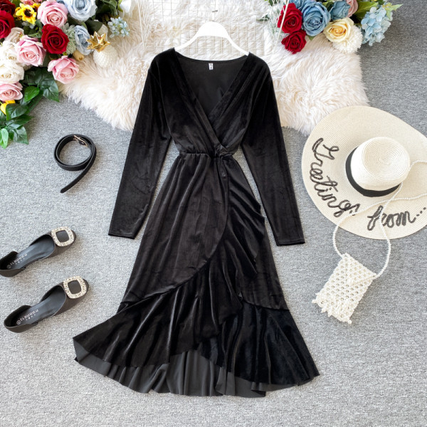 Modern női ruha aszimmetrikus modell, spitz nyakkivágással kék és fekete színben