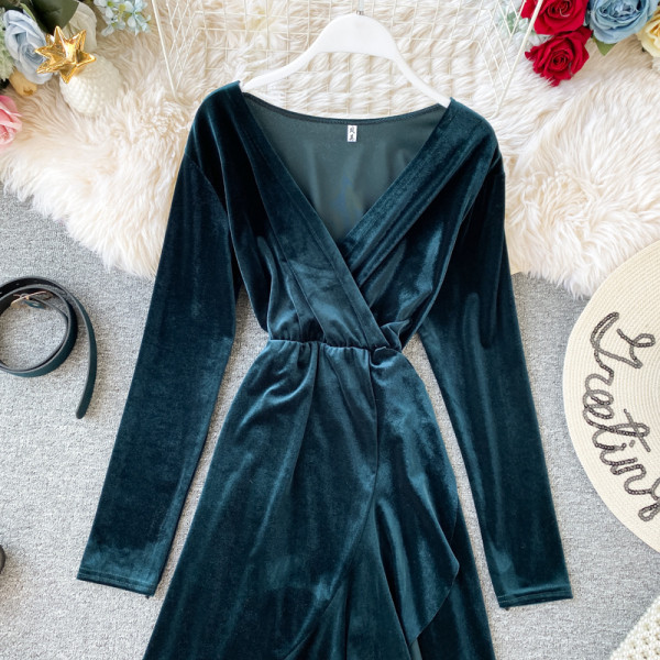 Modern női ruha aszimmetrikus modell, spitz nyakkivágással kék és fekete színben