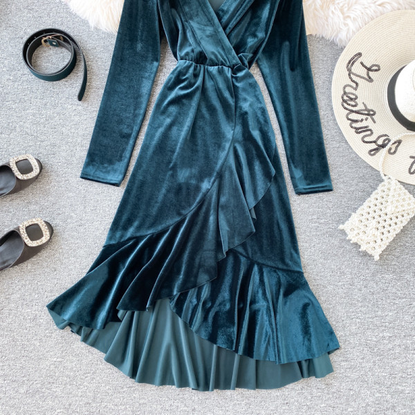 Modern női ruha aszimmetrikus modell, spitz nyakkivágással kék és fekete színben