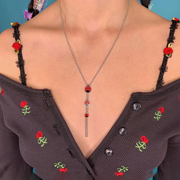 Μοντέρνα  γυναικεία μπλούζα με γυμνά ώμους, κουμπιά και κεντήματα