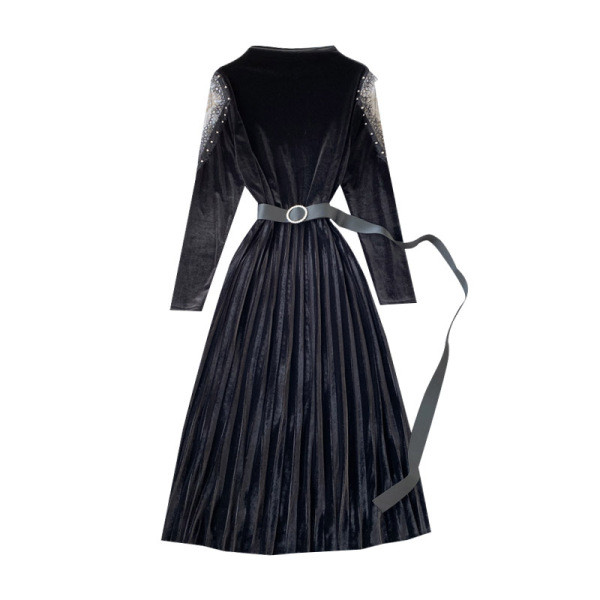 Modern női redős ruha övvel és tüll ujjal fekete színben