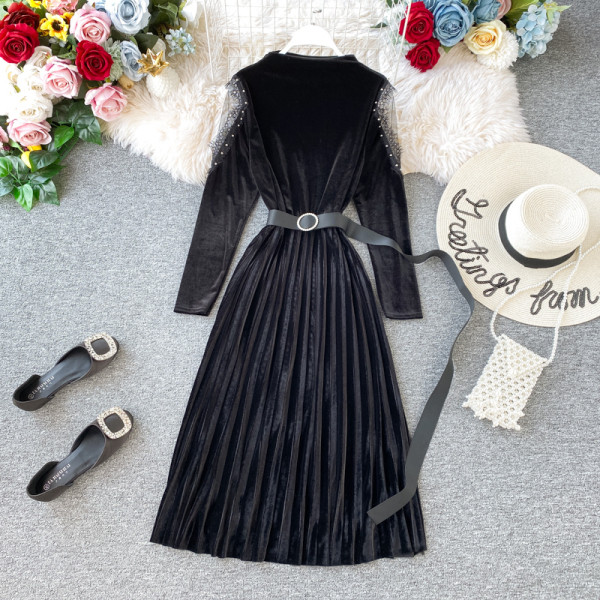 Modern női redős ruha övvel és tüll ujjal fekete színben