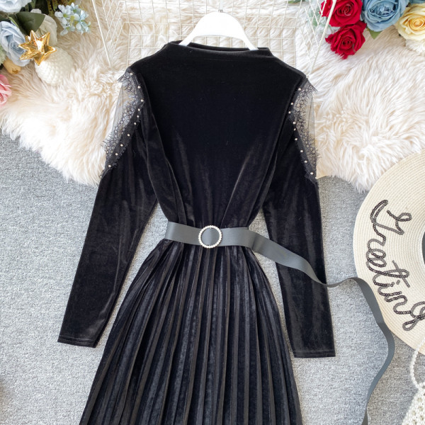 Modern női redős ruha övvel és tüll ujjal fekete színben