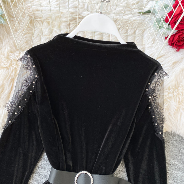 Modern női redős ruha övvel és tüll ujjal fekete színben