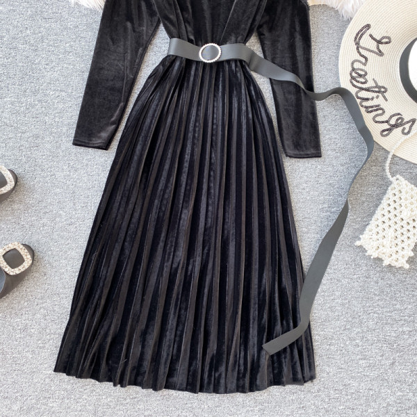 Modern női redős ruha övvel és tüll ujjal fekete színben