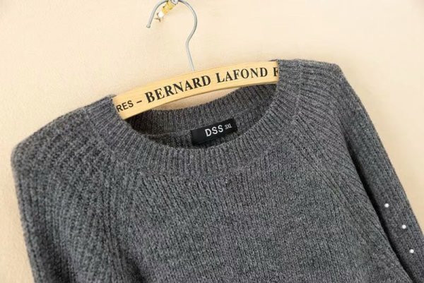 Modern női kötött pulóver ovális nyakkivágással, szürke és fekete gyöngyökkel