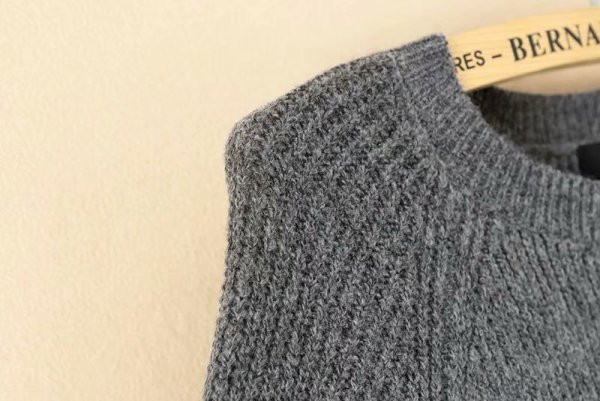 Modern női kötött pulóver ovális nyakkivágással, szürke és fekete gyöngyökkel