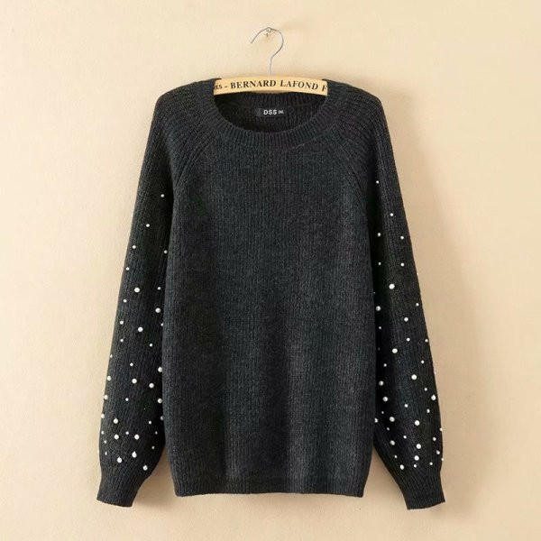 Modern női kötött pulóver ovális nyakkivágással, szürke és fekete gyöngyökkel