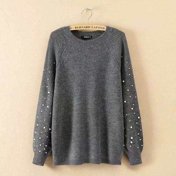 Modern női kötött pulóver ovális nyakkivágással, szürke és fekete gyöngyökkel