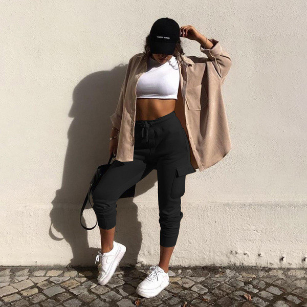 Sportos női fehérnemű új modellje szürke és fekete zsebekkel