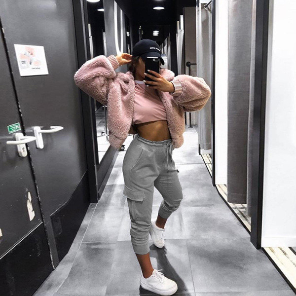 Sportos női fehérnemű új modellje szürke és fekete zsebekkel