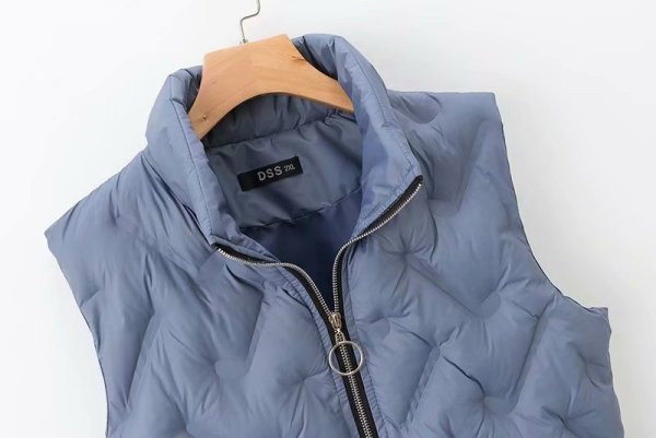 Alkalmi női mellény magas gallérral és cipzárral fekete és kék színben