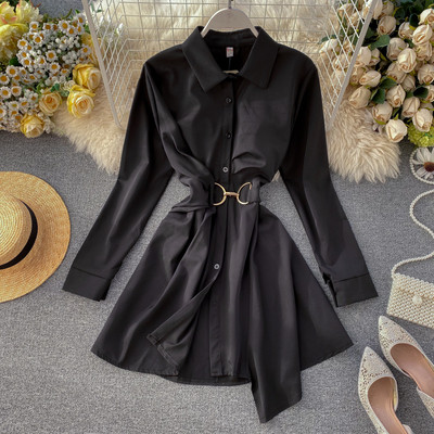 Modern női ruha retro stílusú fém elemekkel fehér és fekete színben