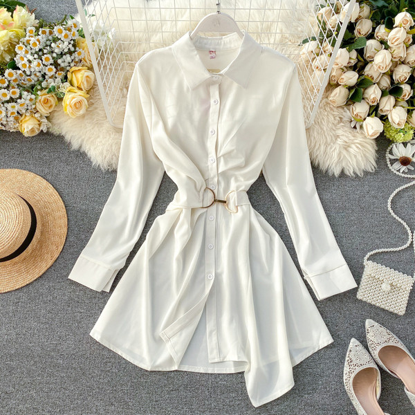 Modern női ruha retro stílusú fém elemekkel fehér és fekete színben