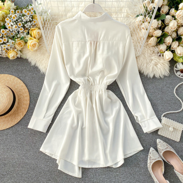 Modern női ruha retro stílusú fém elemekkel fehér és fekete színben