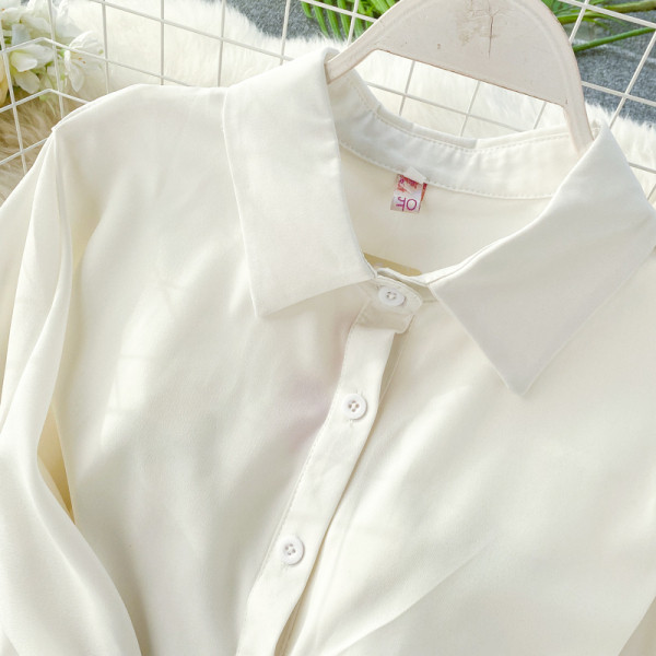 Modern női ruha retro stílusú fém elemekkel fehér és fekete színben