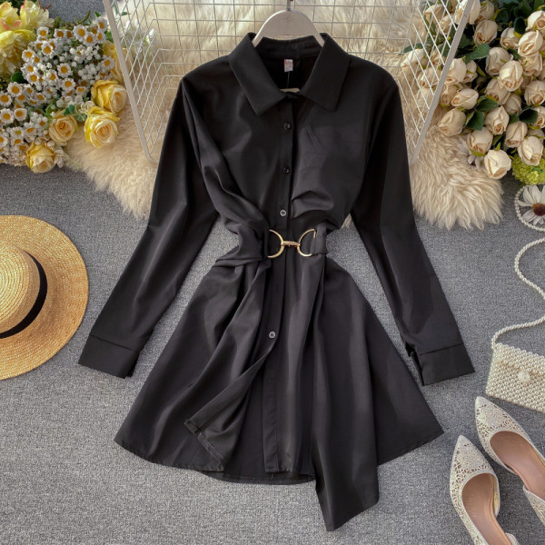 Modern női ruha retro stílusú fém elemekkel fehér és fekete színben