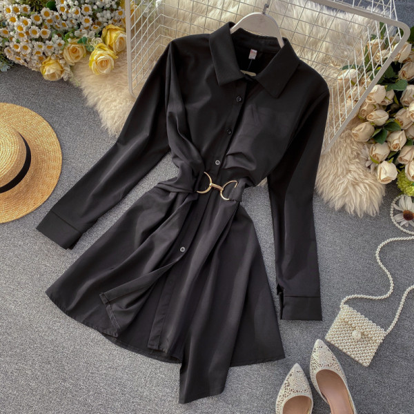 Modern női ruha retro stílusú fém elemekkel fehér és fekete színben