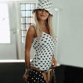 Új női testmodell fehér mintával és pántokkal