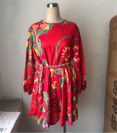 Modern női ruha színes rátéttel és derékkötővel